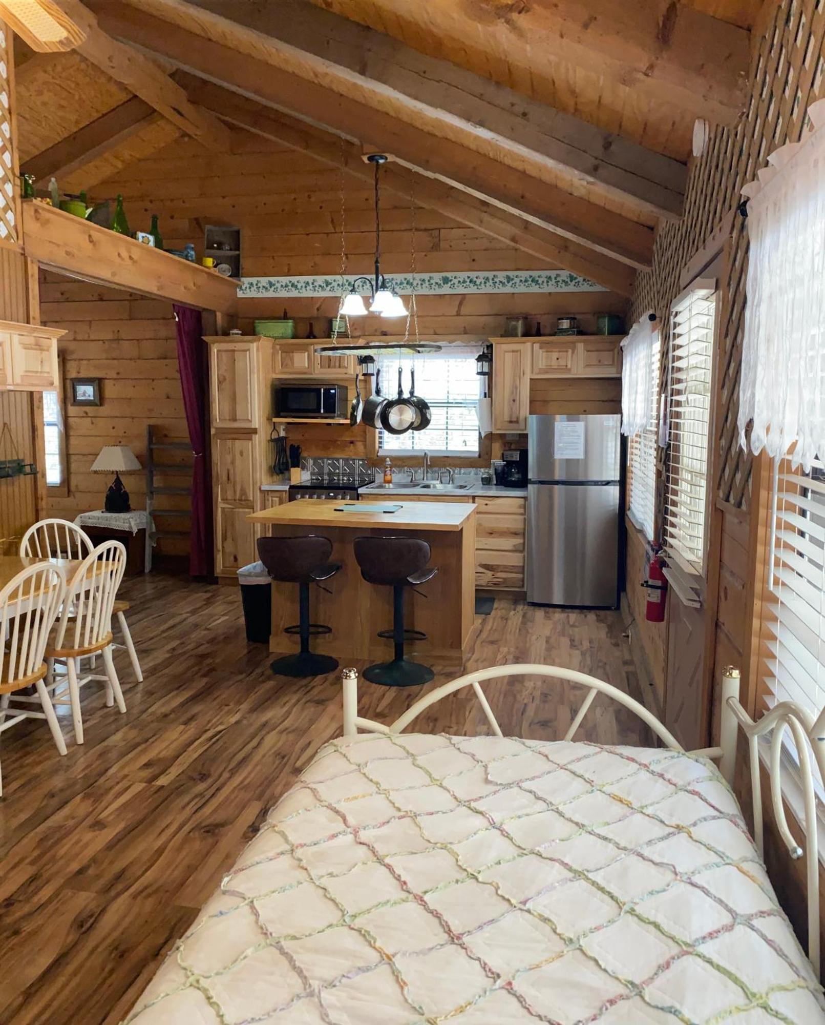 A Peace Of Heaven Cabins And Rv Vanderpool Exterior photo