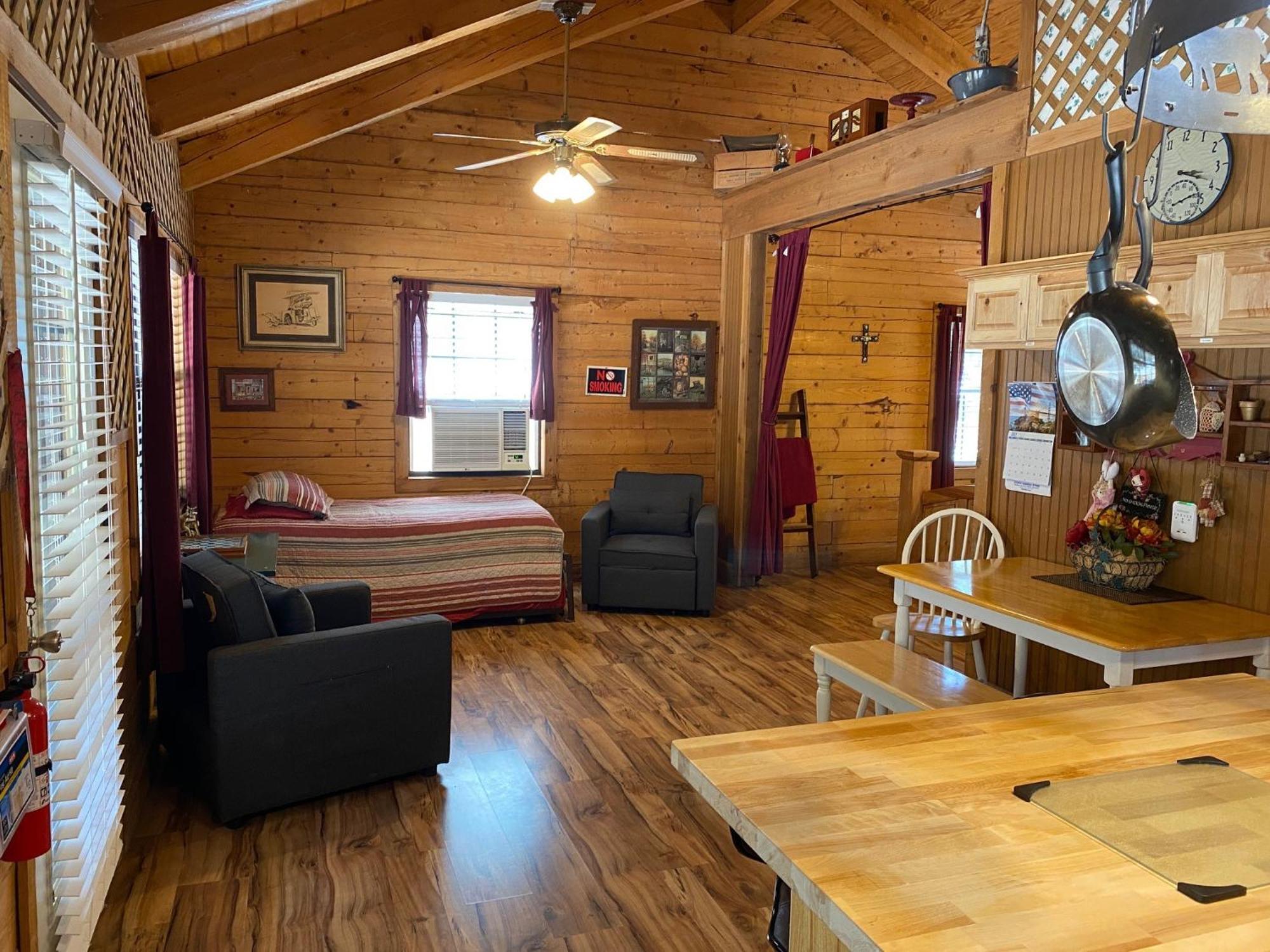 A Peace Of Heaven Cabins And Rv Vanderpool Exterior photo